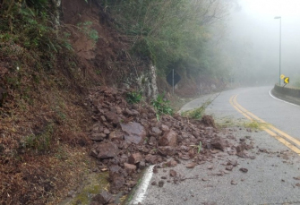 Notícia - Queda de barreira deixa trânsito em meia pista na Serra do Rio do Rastro