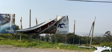 Notícia - Ventos fortes causam estragos em Criciúma