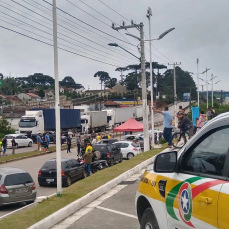 Notícia - Em SC, há 21 pontos de interdição em rodovias estaduais devido às manifestações