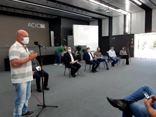 Notícia - Flexibilizar ainda mais ou não, o debate na Acic