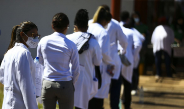 Notícia - Brasil tem 546 mil médicos; proporção é de 2,56 por mil habitantes