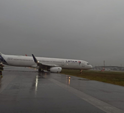 Notícia - Aeroporto de Florianópolis é reaberto após remoção de avião