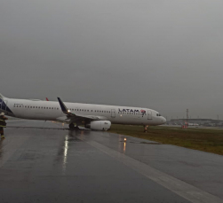 Notícia - Avião derrapa na pista e voos são cancelados no Aeroporto de Florianópolis (VÍDEO)