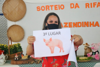 Notícia - Biomédico vegetariano ganha porco na rifa da fazendinha 