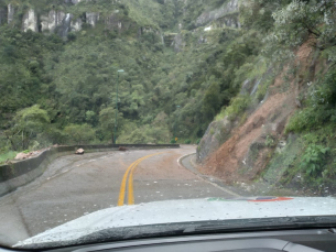 Notícia - Trânsito é liberado na Serra do Rio do Rastro após queda de barreiras