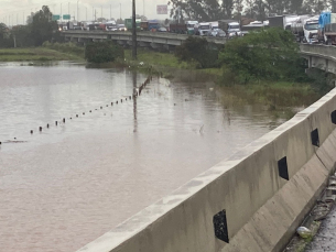 Notícia - “O rio vai continuar subindo”, alerta morador de Araranguá 