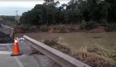 Notícia - Rio Sangão subiu ao nível da ponte