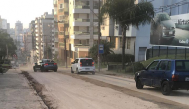 Notícia - Trânsito bloqueado na ligação entre as ruas Hercílio Luz e São José