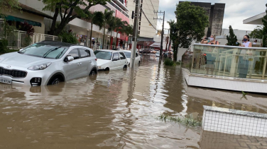 Notícia - Em poucos minutos, o tempo virou. Ruas alagadas em Criciúma (VÍDEOS)