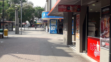 Notícia - Em plena quarentena, gente na praça e até sorveteria aberta