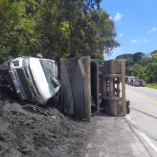 Notícia - Carreta de Siderópolis tomba e fere motorista na BR-282