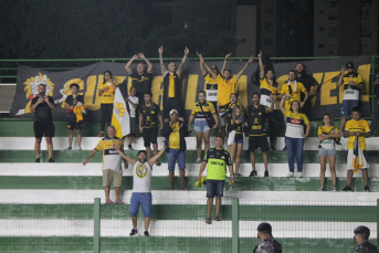 Notícia - Inédito: Torcida visitante sai antes do estádio em Goiás