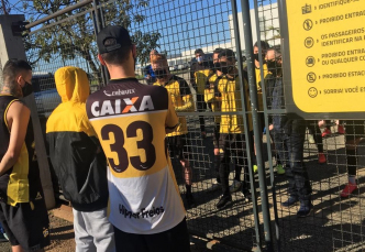 Notícia - No portão do CT, torcedores cobram jogadores do Tigre