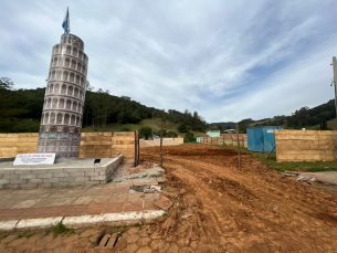 Notícia - Obras da réplica da Torre de Pisa avançam em Pedras Grandes (FOTOS E VÍDEOS) 