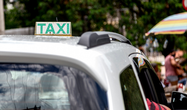 Notícia - Passageiros rendem e roubam taxista durante corrida 