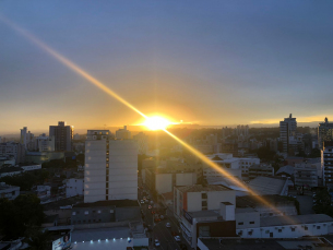 Notícia - Quarta-feira de clima quente e temperaturas altas na região