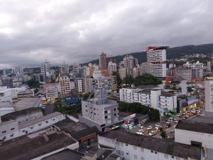 Notícia - O sol aparece entre nuvens nesta terça