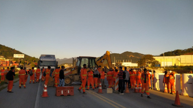 Notícia - Palhoça: em protesto contra salários atrasados, trabalhadores fecham a BR-282