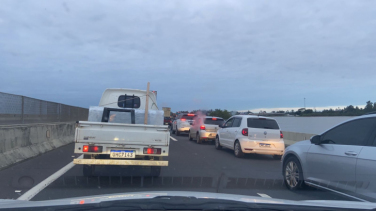 Notícia - Atualização: BR-101 bloqueada no acesso da Barranca em Araranguá