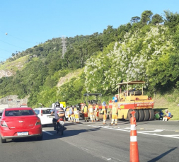 Notícia - Trânsito lento na entrada do túnel do Morro do Formigão nesta manhã