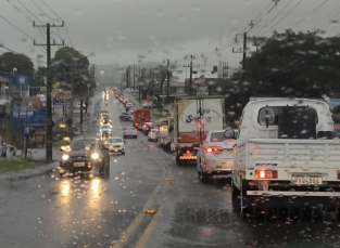 Notícia - Chuvas causam transtornos no trânsito e alterações nas linhas de ônibus 