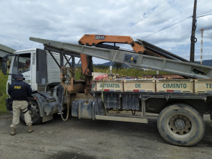 Notícia - Para abrir operação, transportes irregulares na BR-101