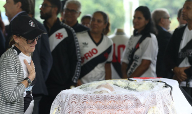 Notícia - Fãs de Roberto Dinamite se despedem do craque vascaíno em São Januário