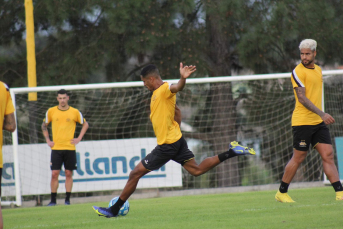 Notícia - Léo Costa pode voltar a ser titular no domingo