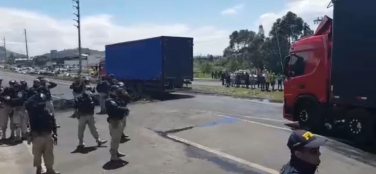 Notícia - PRF e bombeiros liberam trecho da BR-101 em Tubarão (VÍDEO)