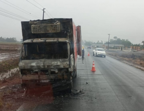 Notícia - SC-285: caminhão pega fogo em Turvo