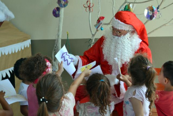 Notícia - Campanha interna da Unesc arrecada presentes para crianças do Renascer