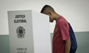 Notícia - Proibição de celulares na cabine de votação dificulta compra de votos