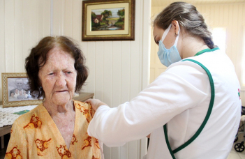 Notícia - Criciúma deu início a vacinação de idosos com 90 anos ou mais