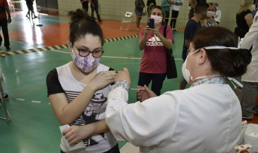 Notícia - Brasil supera marca de 90% da população-alvo vacinada com a 1ª dose