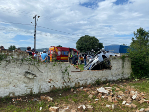 Notícia - Motorista fica gravemente ferido após colidir veículo contra muro em Jacinto Machado