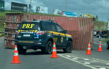 Notícia - Container cai de carreta e interdita trecho da Via Rápida