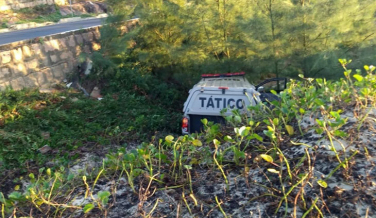 Notícia - Carro da Polícia capota em Laguna