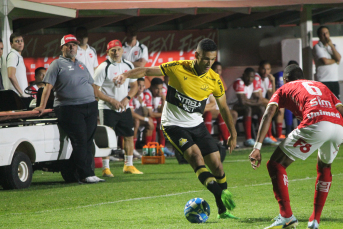 Notícia - Com dois a menos em campo, Criciúma garante o empate contra o Vila Nova