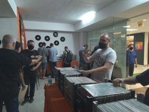 Notícia - Qualidade de som, saudosismo e história em mais um Vinil Store