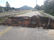 Buraco aberto no temporal de maio / Foto: Denis Luciano / Arquivo / 4oito