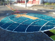 Tapetes para a procissão de Corpus Christi no Rio Maina (foto: Laura Nunes)