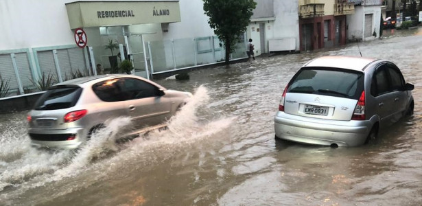 Temporal causa alagamentos, queda de energia e estragos em Criciúma 