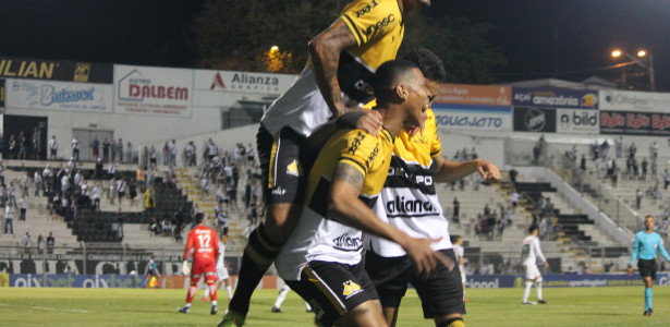 Jogador do Criciúma freta jatinho após jogo em São Paulo contra a Ponte