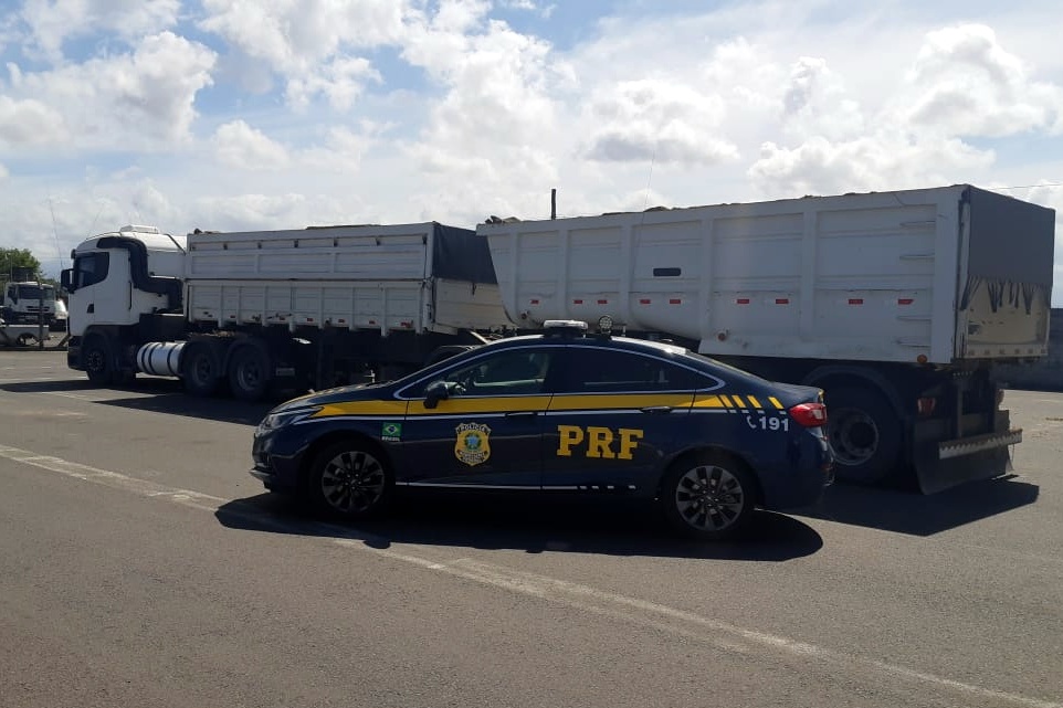 PRF de Rio do Sul Flagra caminhão arqueado com excesso de peso