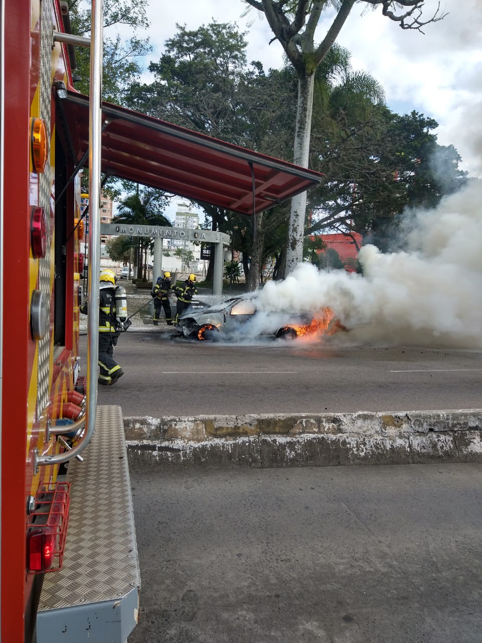 Carro pega fogo em Criciúma