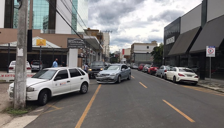 Colisão entre carro e caminhonete é registrada na área Central de Criciúma