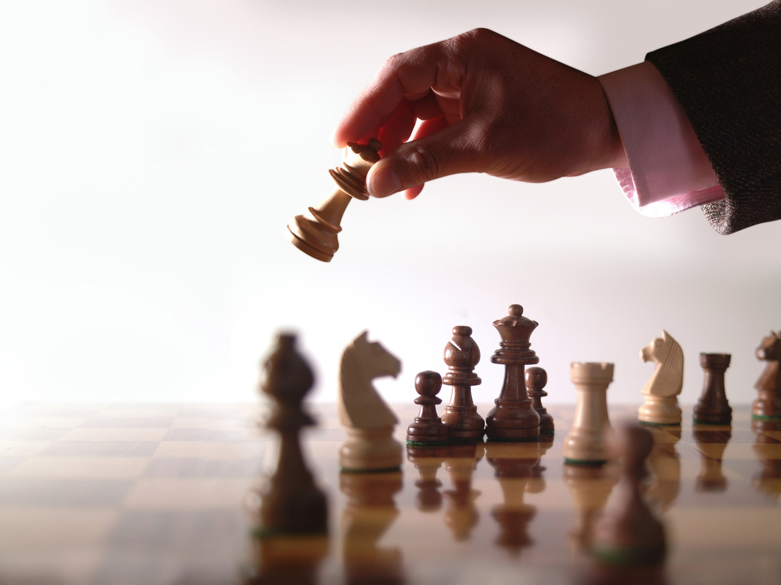 Empiricus - As estratégias no jogo de xadrez focam no longo prazo, sempre  visando ser superior ao seu adversário em todos os aspectos. E essa sempre  será a nossa visão. Basicamente para
